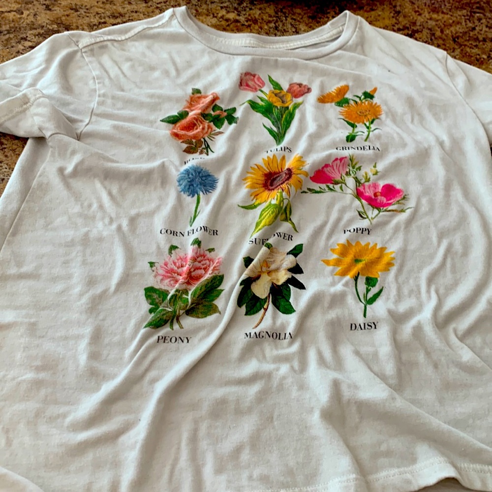 I’m selling this shirt it floral shirt great for the summer